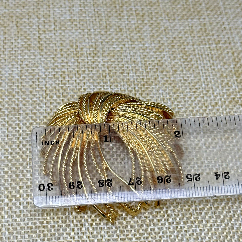 Vintage Monet Gold Tone Mirador Rope Waterfall Swirl Knot Signed Brooch - Picture 6 of 6